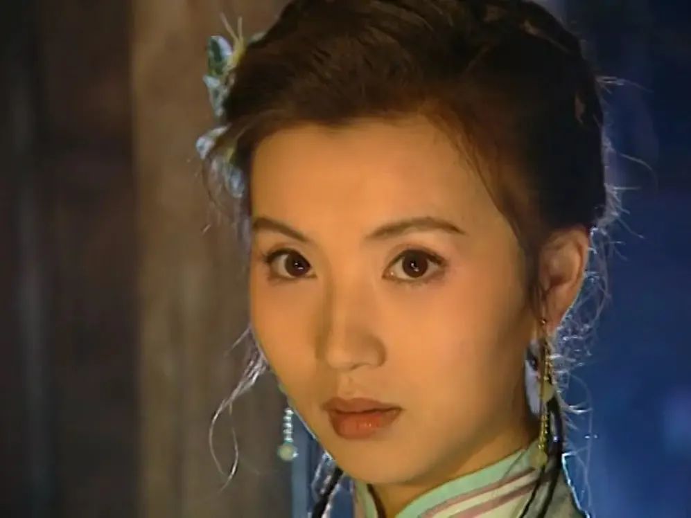 《李卫当官》中陈好饰演的岳思盈2001年,陈好在苏州拍戏,导演伍宗德给