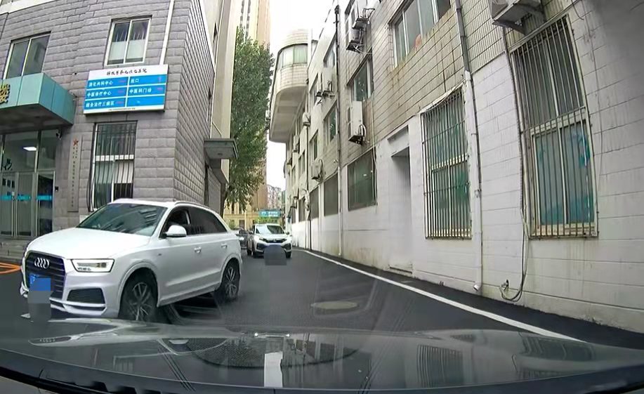 江湖最高礼仪!窄路会车,车主主动倒车避让获鸣笛致意