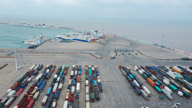 10月10日上午9时,海口新海港码头,随着一声长长的汽笛,"鹦哥岭"号渡轮