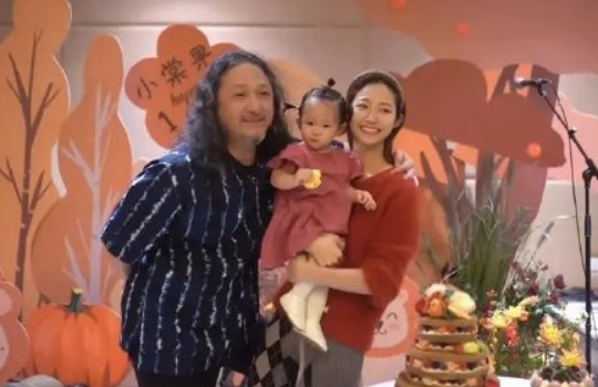 音乐人三宝与小25岁娇妻为二胎女儿庆生刘欢毛阿敏罕见现身