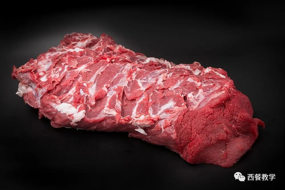 牛外脊的位置与牛里脊正好相反,这里的脂肪含量比牛里脊要多,价格也比