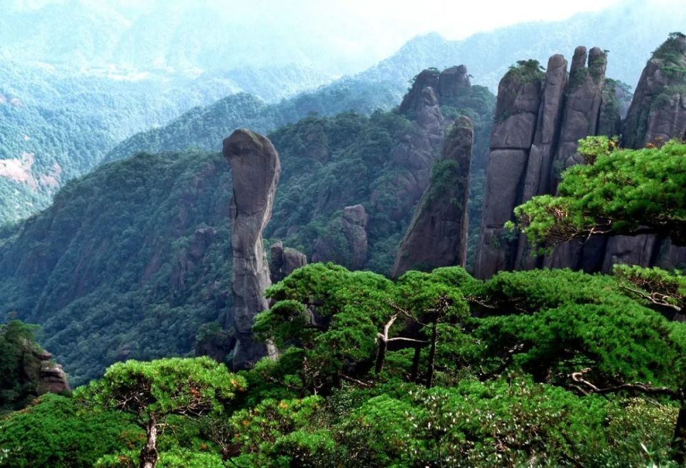 三清山各类花岗岩地貌中，因“东方女神”、“巨蟒出山”被称为世界绝景。