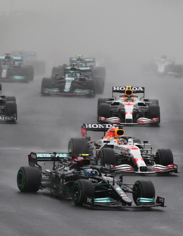 10月10日,梅赛德斯车队芬兰车手博塔斯(前)驾驶赛车在比赛中.