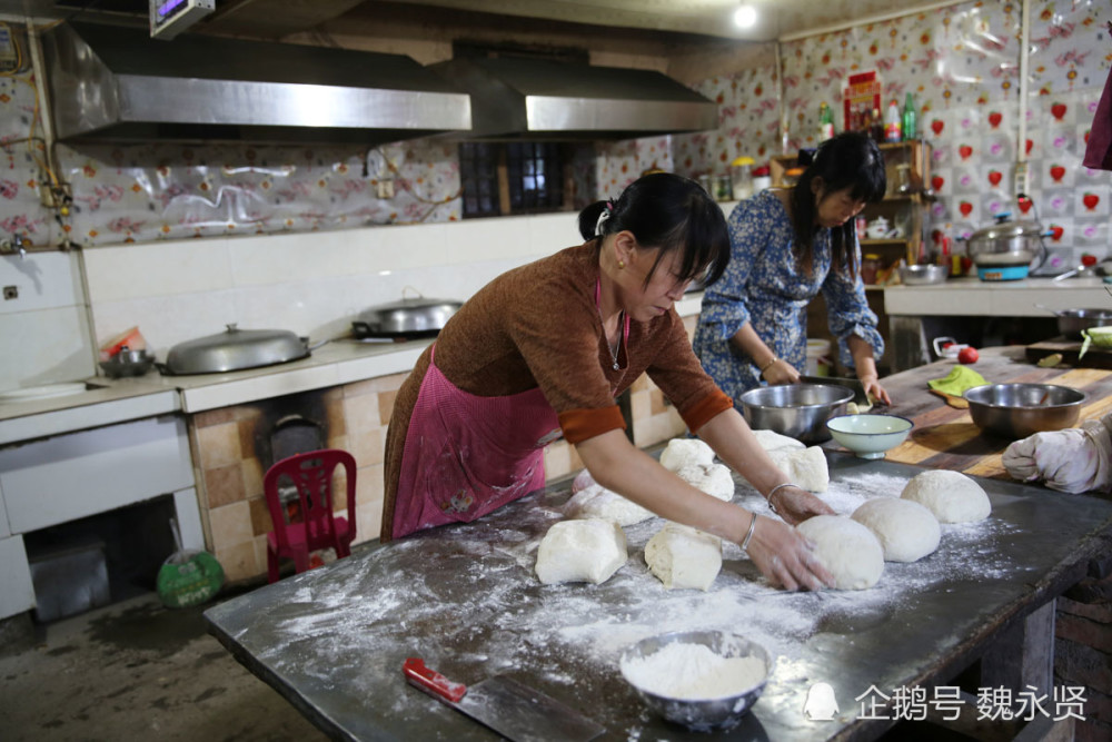 两个儿子接连患病，治疗陷入两难境地，妈妈哭诉：放弃谁都舍不得爆炒香辣花甲的做法