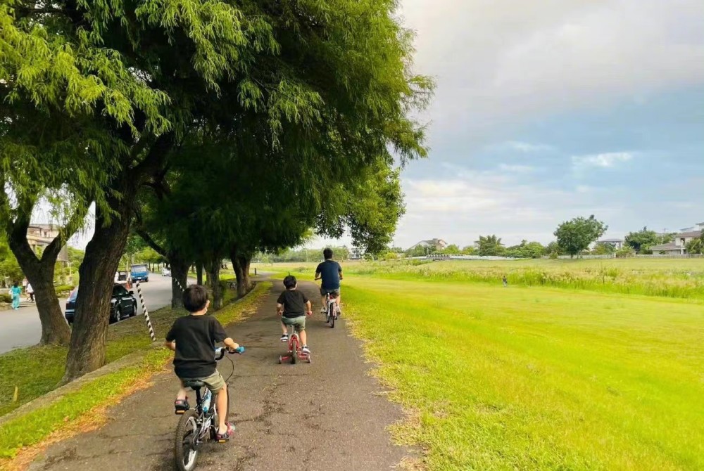 林志颖发博给妈妈庆生,晒kimi和两个弟弟骑车背影,都越长越壮实了