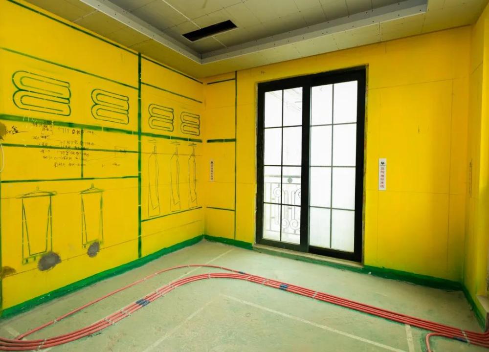 装修刚开始就看到满屋黄黄绿绿的墙固地固,证明你要交智商税了_腾讯