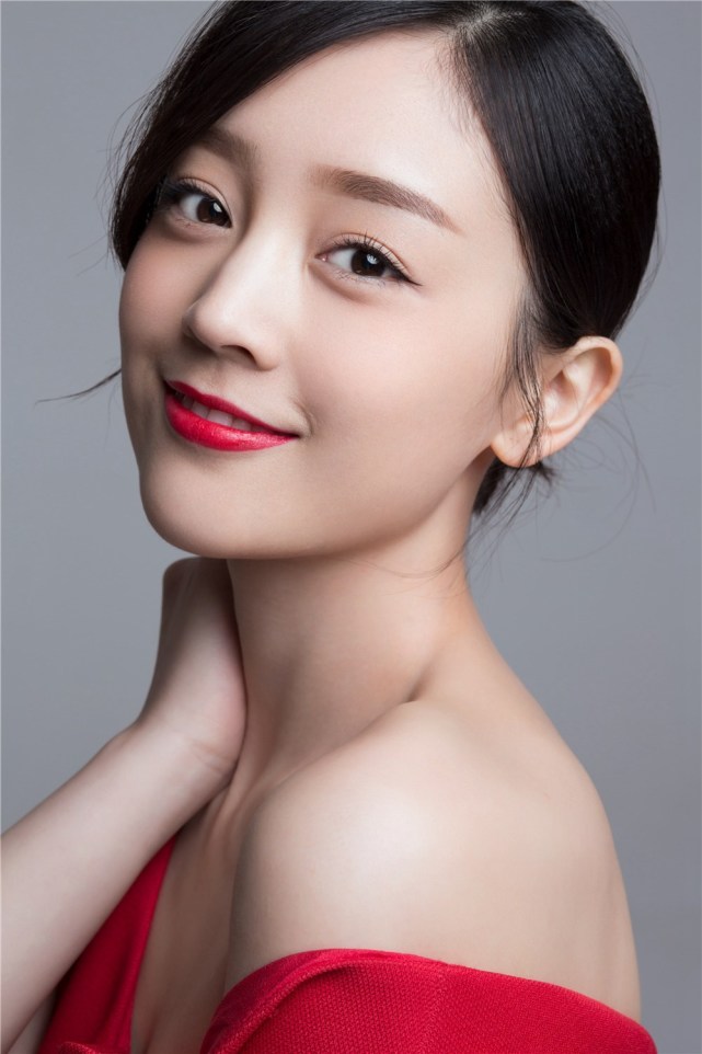 美女套图专辑350:90演员何花时尚大片曝光