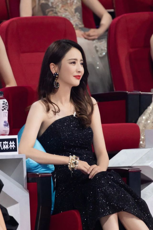 壁纸|佟丽娅:黑色长裙,尽显优雅(组图)