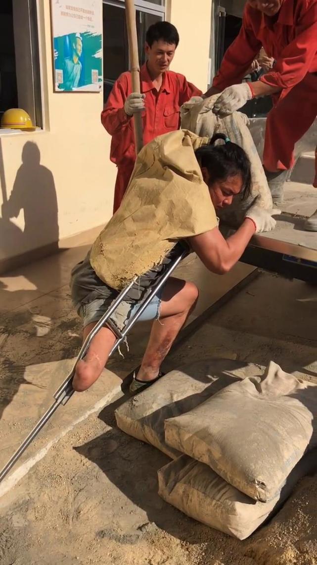 广西黎鸣:90后农村独腿小伙,拄拐搬水泥养家,人民日报点名表扬