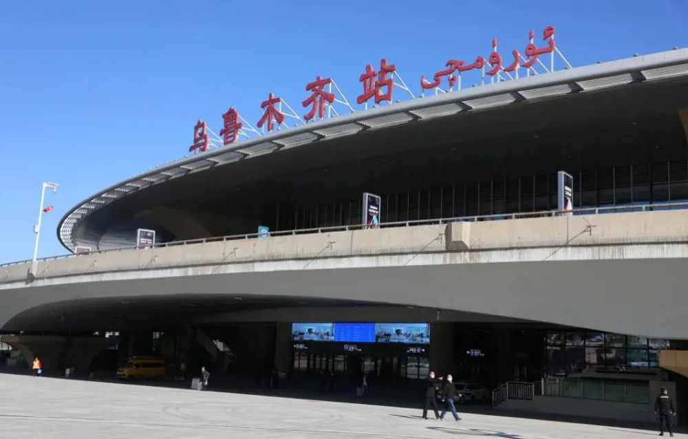 新疆铁路今起实施新列车运行图,乌鲁木齐站南广场正式投入使用!