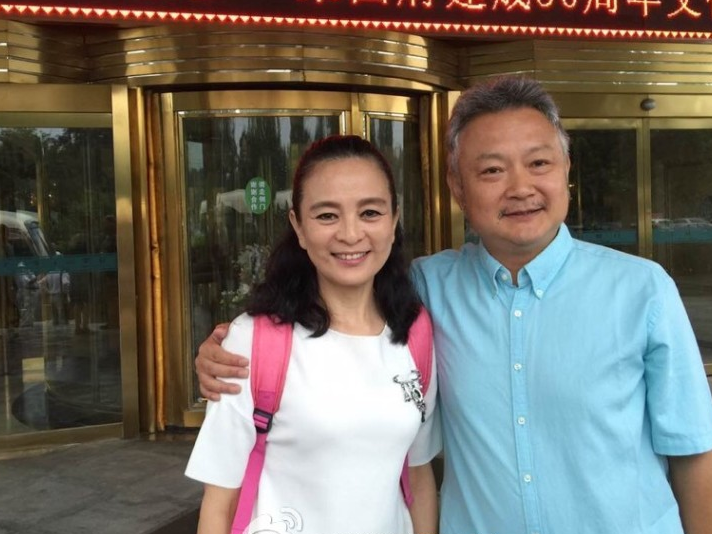 光是与康莉白头偕老的爱情便已引得人们羡慕连连,但欧阳奋强却将这