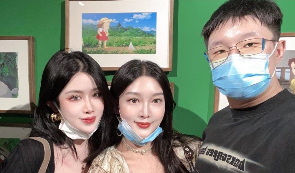 烧饼老婆晒照片素颜出镜,模样清秀仍是美女,过节看孩子略显无奈