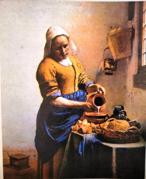 《倒牛奶的女仆》的镜像图倘若把画对着平面镜,从镜子里取得画的对称