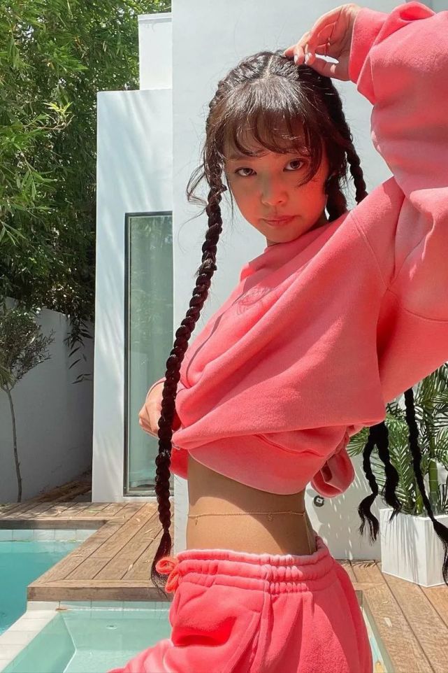 jennie秀蚂蚁腰也太敢了!小肚子挂上腰链直接把我辣翻!