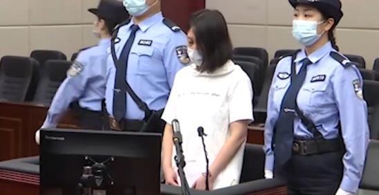 1999年,劳荣枝的同犯法子英狼狈为奸,劳荣枝承担出售色彩诱惑受害人上