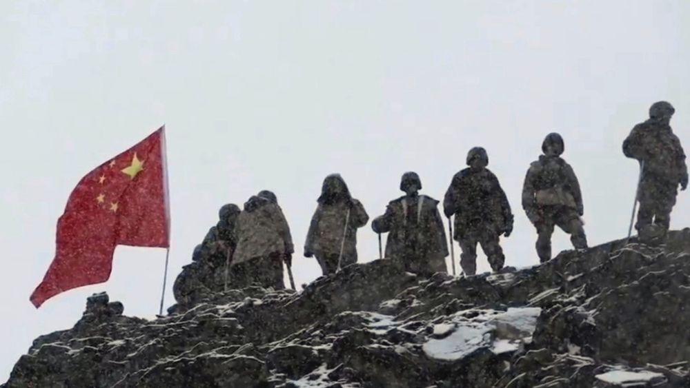 中印边境反蚕食斗争村民见印军标语就抹军官随身带汽油国旗