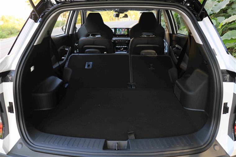 空间上,车长4300mm,轴距2550mm的宝骏rs-3是一台小型suv,但是基于合理