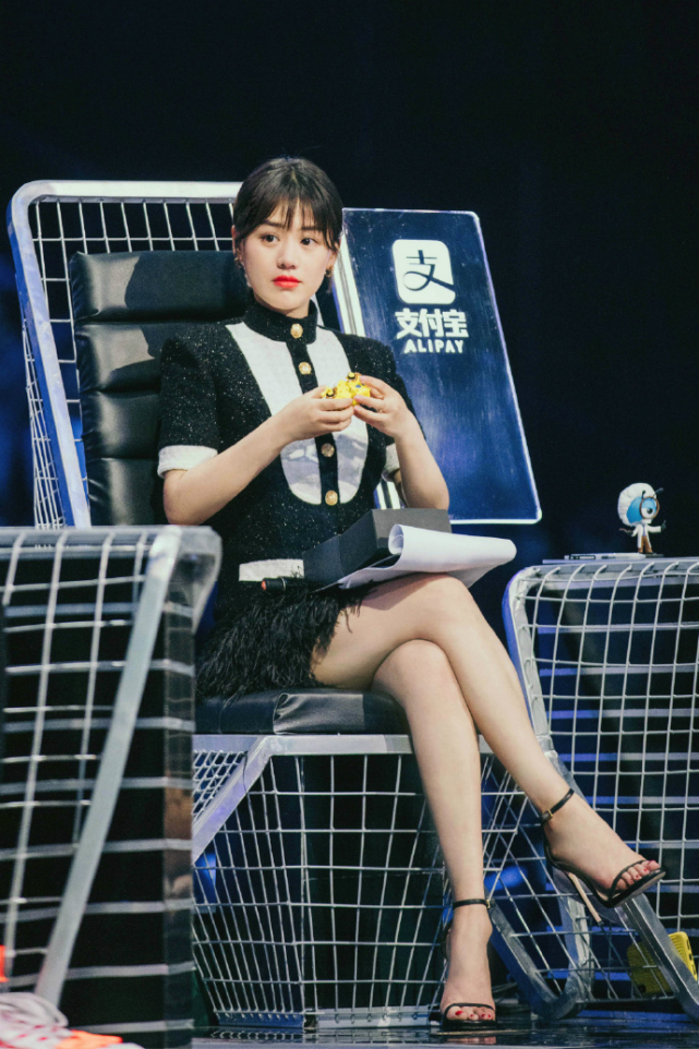 马思纯瘦下来更有少女感穿白毛衣配短裙甜美温