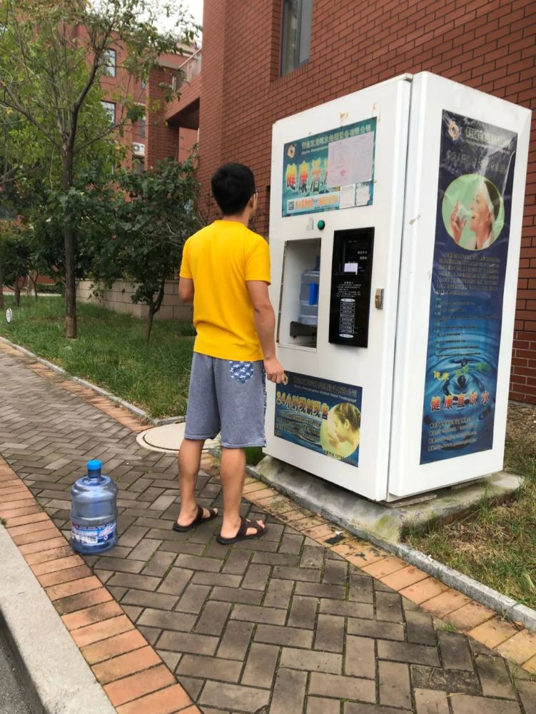 為保障群眾飲水衛生安全,小區飲水機被要求亮出