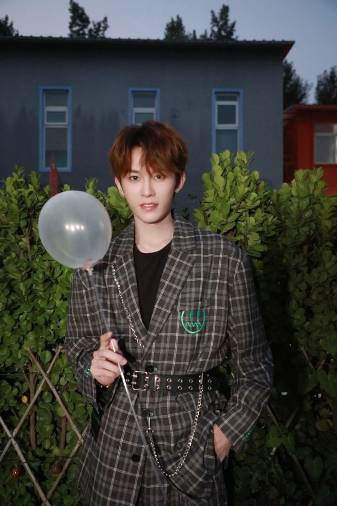 碰福利送陈俊宇签名照