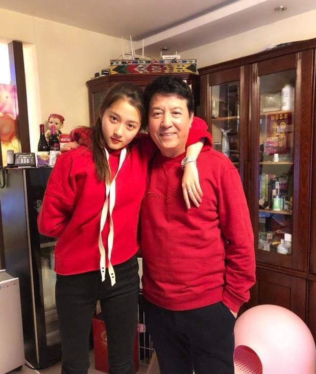 六小龄童29岁女儿愁嫁了看到照片后网友评论这谁敢娶