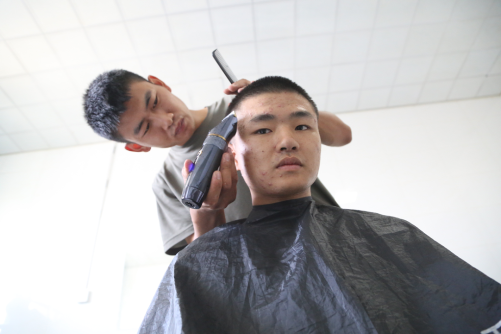 新战友们整军容,严军纪 塑造新兵好形象 亮出军人好姿态 统一的发型