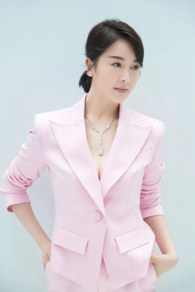 44岁左小青在功勋中大秀演技生活中的她越来越风韵犹存女人味十足