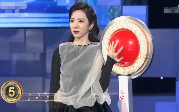 央视才女李思思,参加《开门大吉》失声痛哭,称思念奶奶愧对小尼