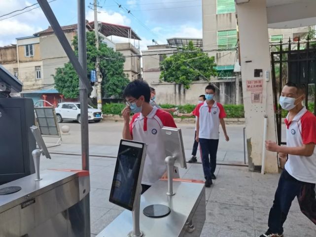 青璜中学学生课堂进校检测体温莆田六中家长们一起来看看自家孩子复学