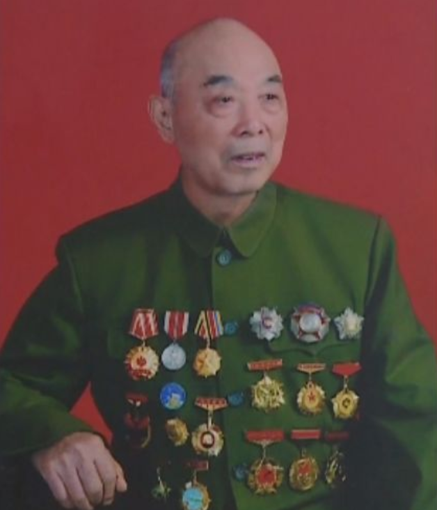 双枪李向阳原型之一郭兴原北疆军区司令员被授予特级英雄