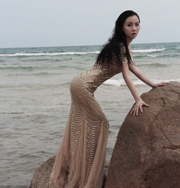 陶虹在海边拍大片穿镂空长裙秀曲线美形象反差太大被热议