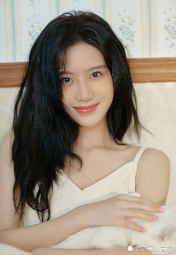 陈意涵披肩散发青春活力写真