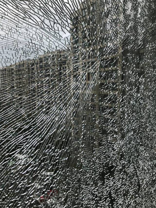 杭州女业主大半夜被客厅玻璃自爆吓醒玻璃自爆究竟啥原因物业回应了