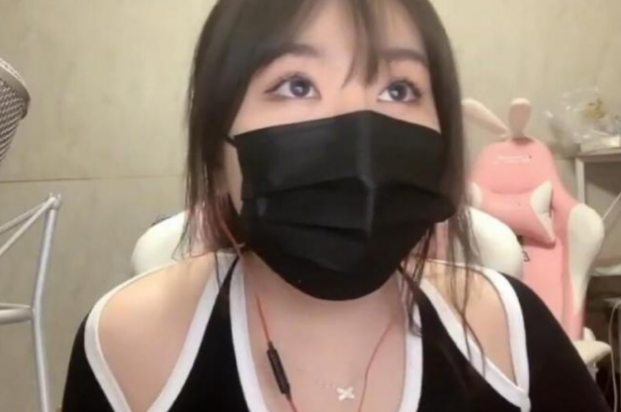 小团团最近的直播也是不断尝试新的领域,经常和虎牙永劫无间一哥法神