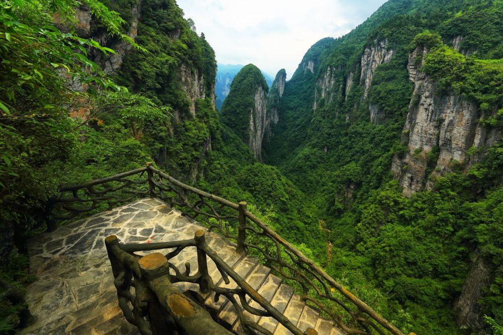湖南一处大峡谷,绝壁高耸,峰林重叠,溪河交错