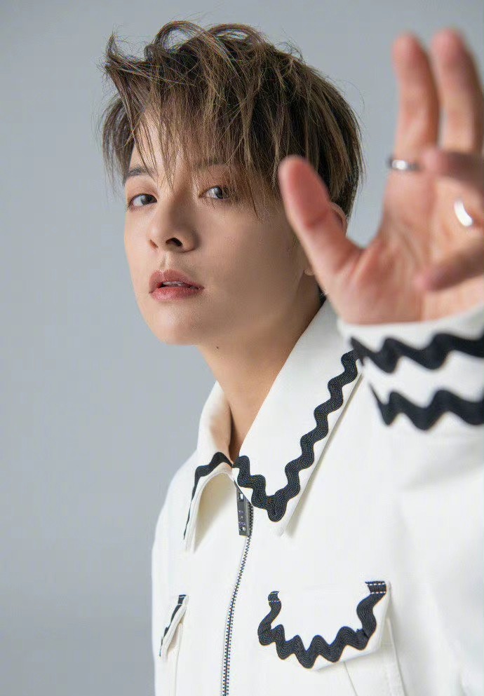 amber刘逸云发文控诉网络霸凌者我不需要这样的保护