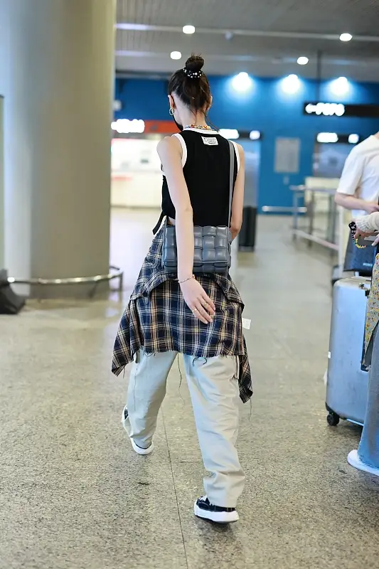 蔡卓妍穿挺清新的，奶油色西装配黑色牛仔裤，看脸仍是刚出道的样英语拼读有必要学吗