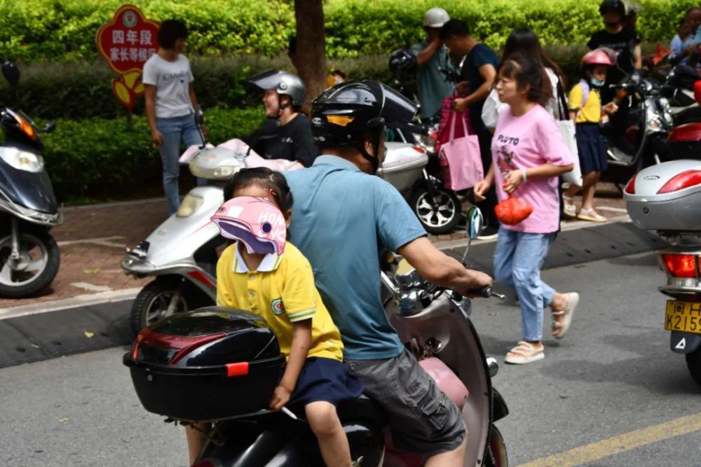 實驗小學駕乘電動車的家長及學生頭盔佩戴率較高,主要問題為學生未