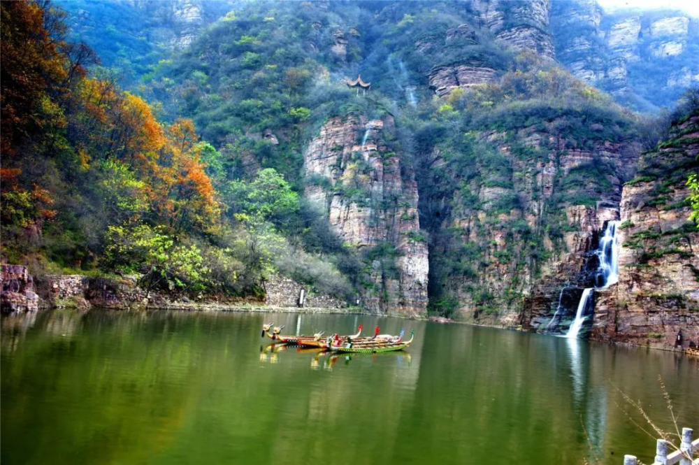 紅旗渠,太行大峽谷景區;焦作的雲臺山,青天河,神農山景區;新鄉的