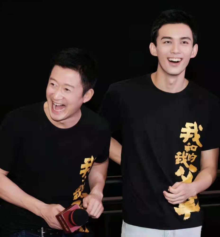 吴磊晒和吴京的合照,吴京立马做出回复,两个互动太可爱了