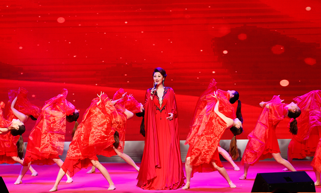 时尚北京杂志专访中华全国总工会文工团青年女高音姚冠羽