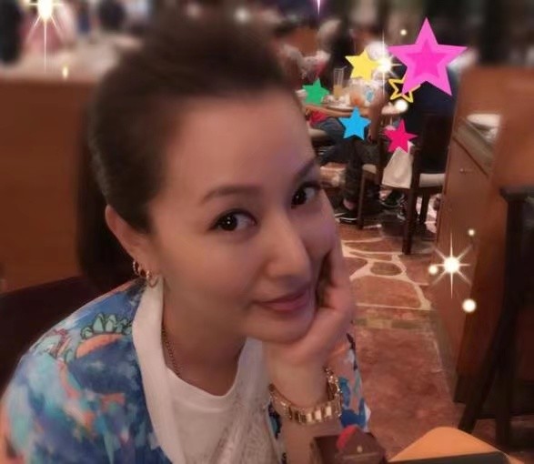 古天乐前女友抱孩子吃饭被传隐婚生子跟小孩十分亲密