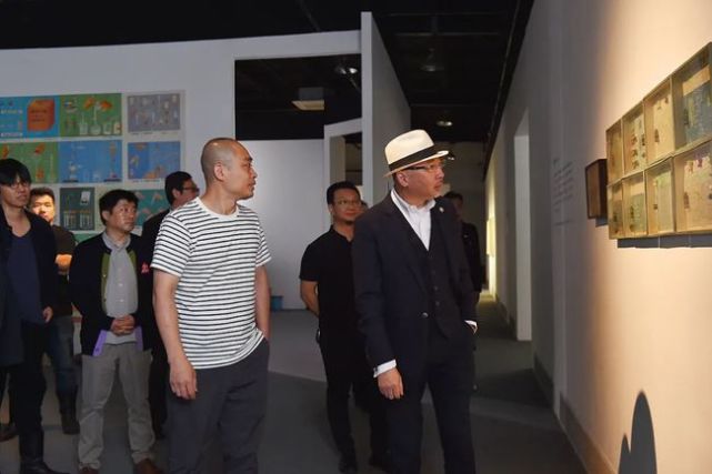 鲁迅美术学院院长李象群观展参展艺术家张丹,鲁迅美术学院院长李象群