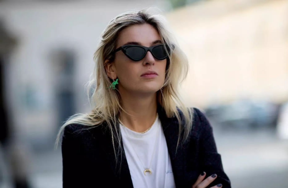 秋季来了,耳环该如何搭配衣服显得更漂亮.