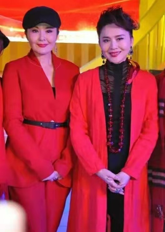 59岁田歌真雅致,穿开衫和妹妹田岷同框不输气质,衣品适合妈妈们_腾讯