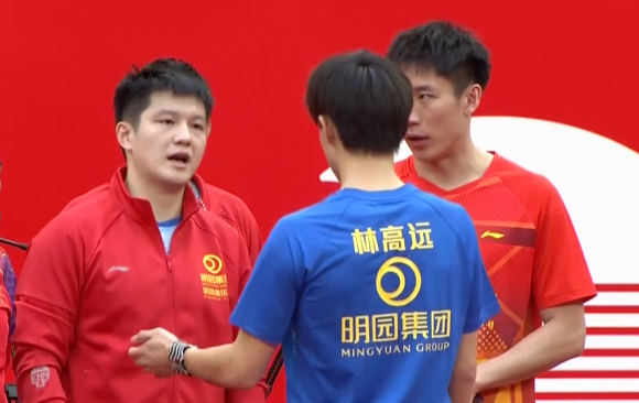 周雨8-6领先,但林高远绝境爆发,11-9再度扳回一城.