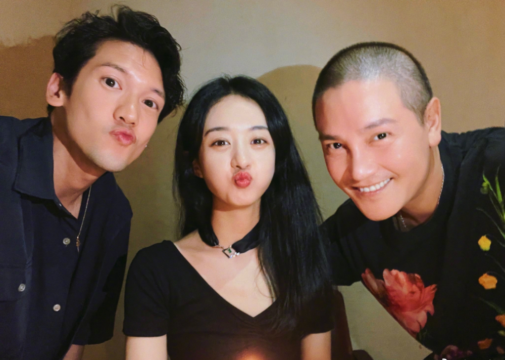 赵丽颖晒与关智斌丁子峻庆生照,嘟嘴卖萌心情好,淡妆出镜状态佳