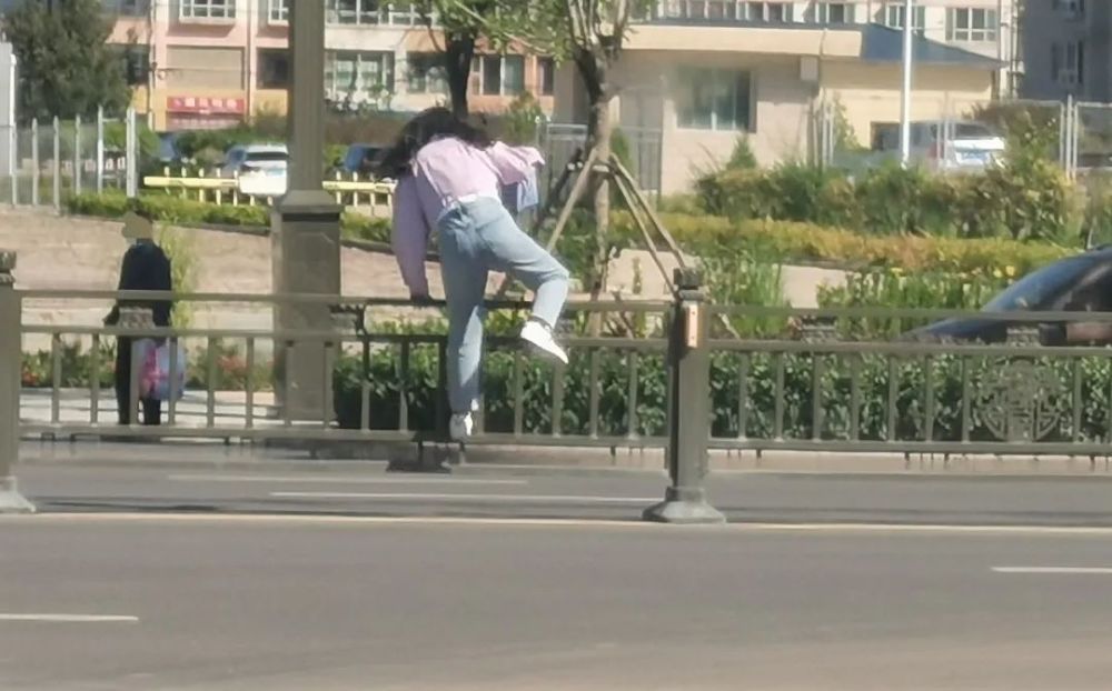 寿阳:翻越护栏"走捷径" 别拿生命当儿戏!
