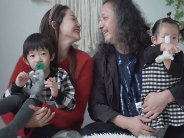 53岁三宝为女儿办生日宴,小25岁娇妻负责主持,老少恋曾备受争议|三宝|