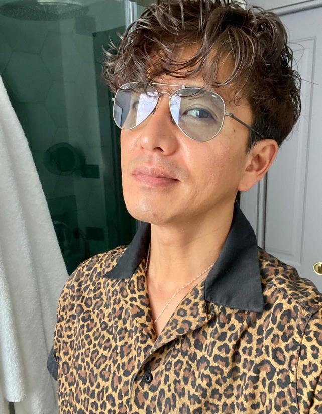 51岁工藤静香穿豹纹狂野帅气,手臂细长毫无赘肉,和木村拓哉审美统一